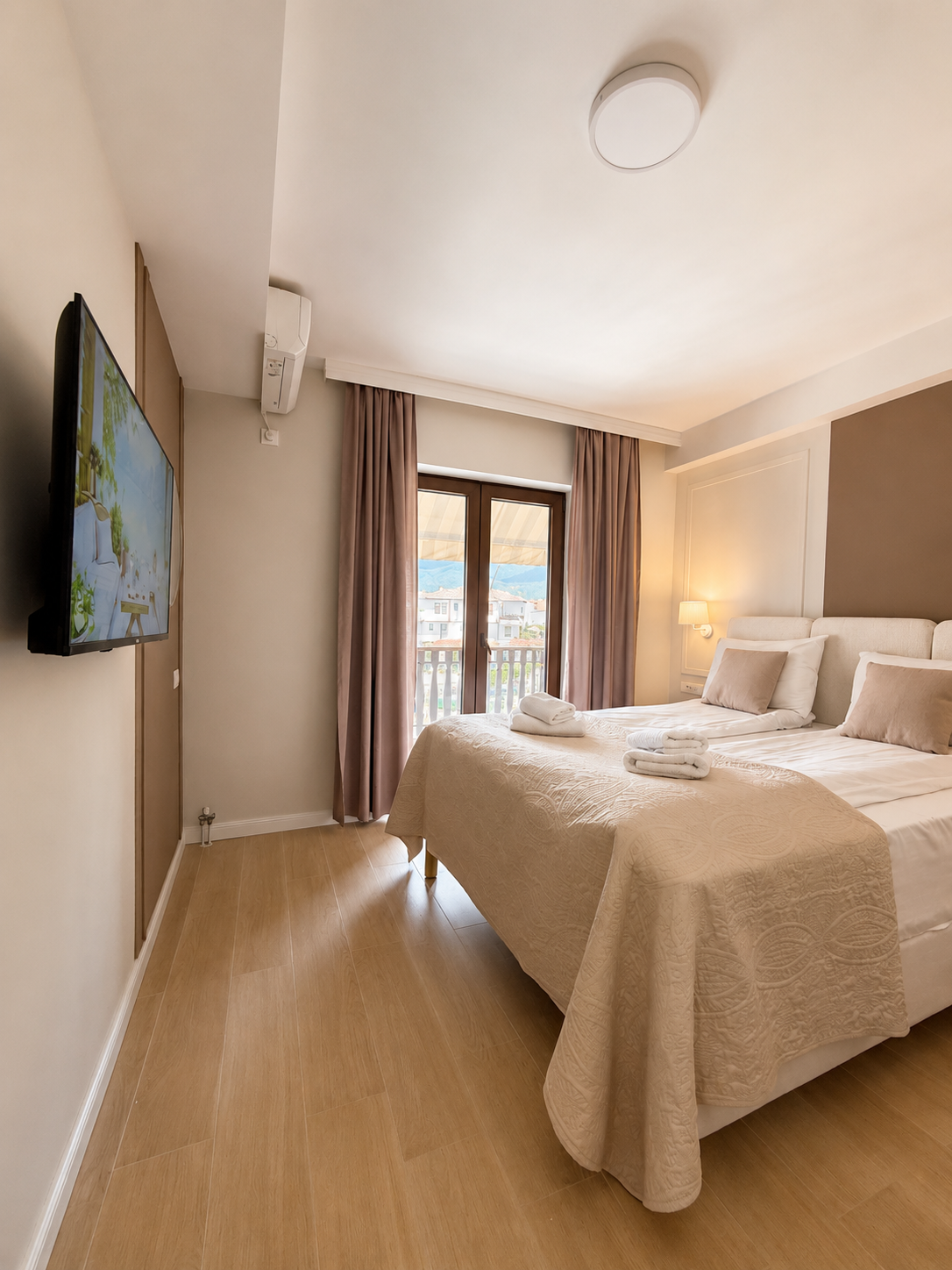 2nd Floor Apartment with Old Town & Lake View